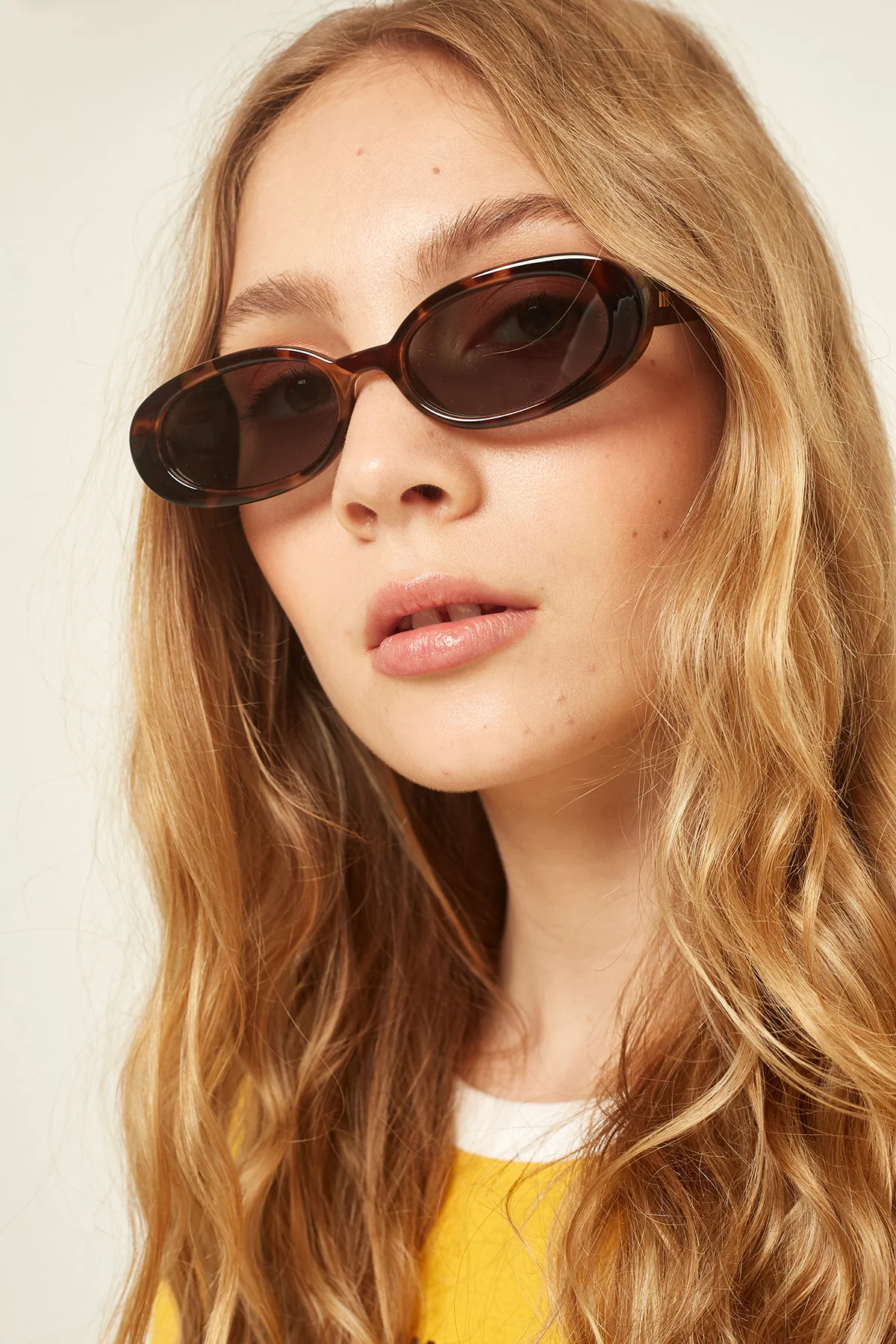 Le Specs Outta Love Tort - Image 4